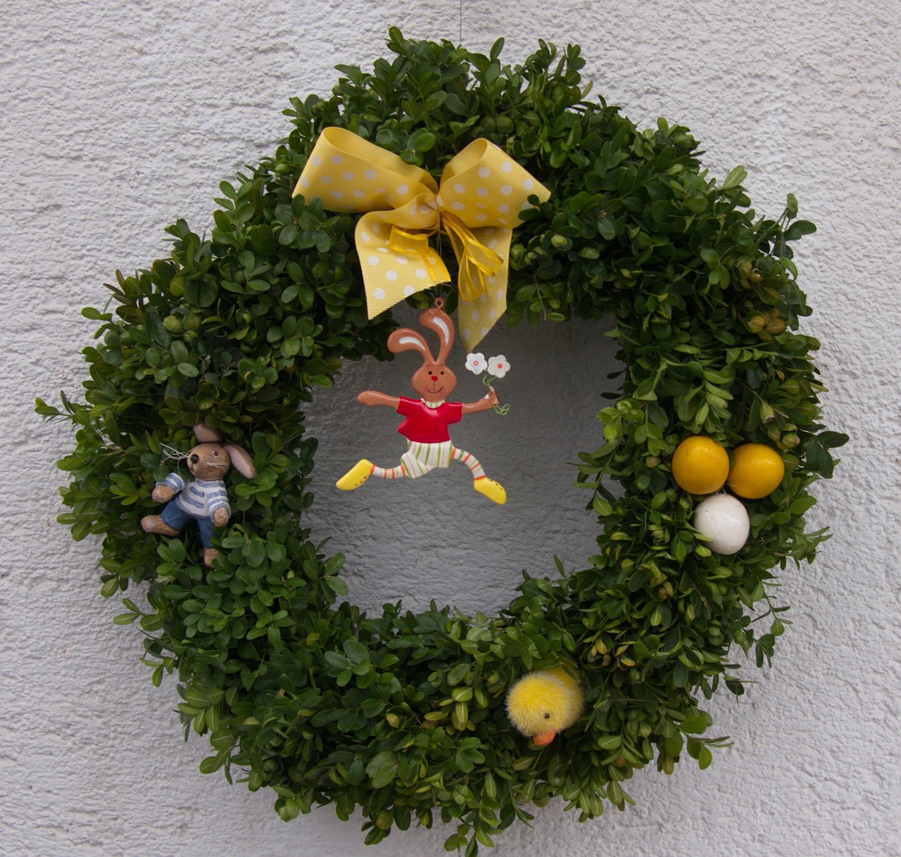 Easy DIY Wreaths to Decorate Your Doors